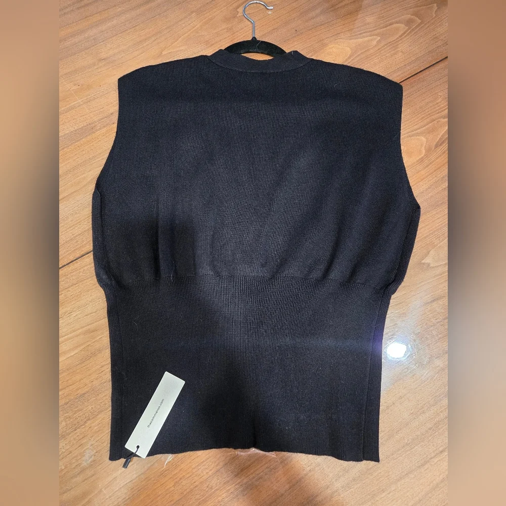 Commense Sweater Vest Knit Top. Size Large - Picture 7 of 8